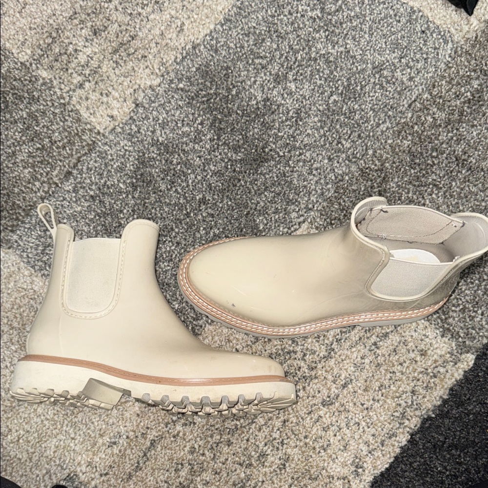 Dolce Vita Women's Cream Chelsea Rain Boots